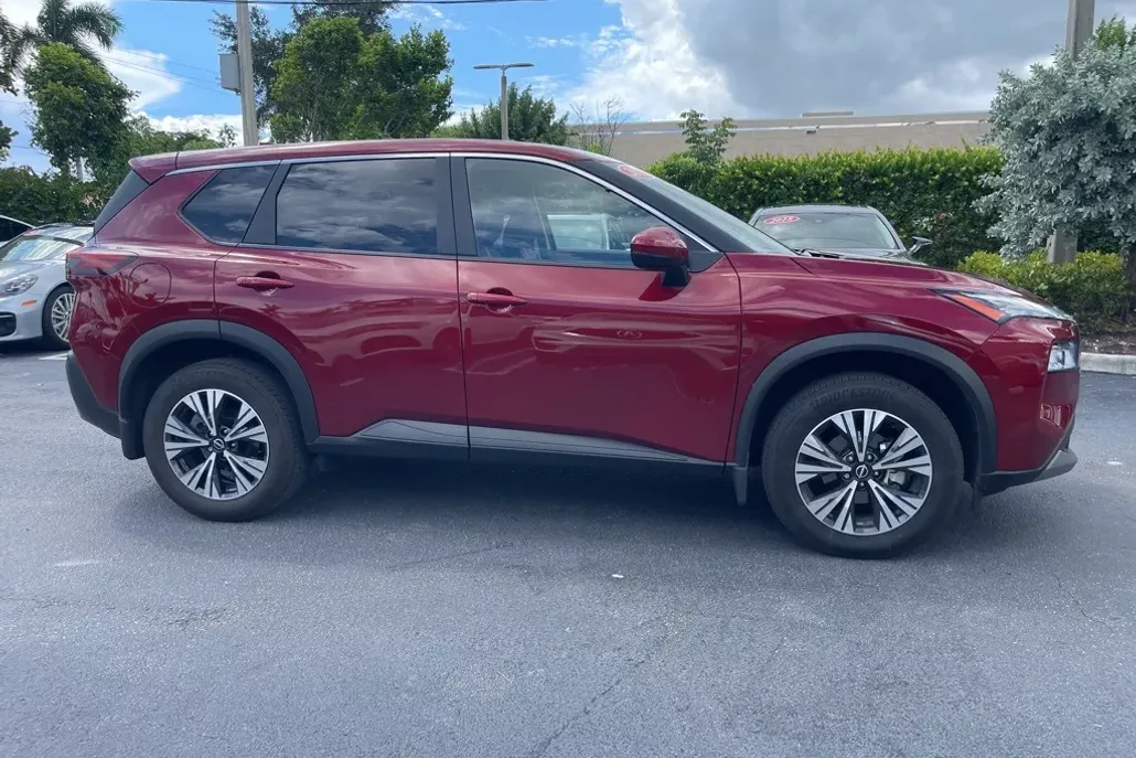 2022 Nissan Rogue SV photo 1