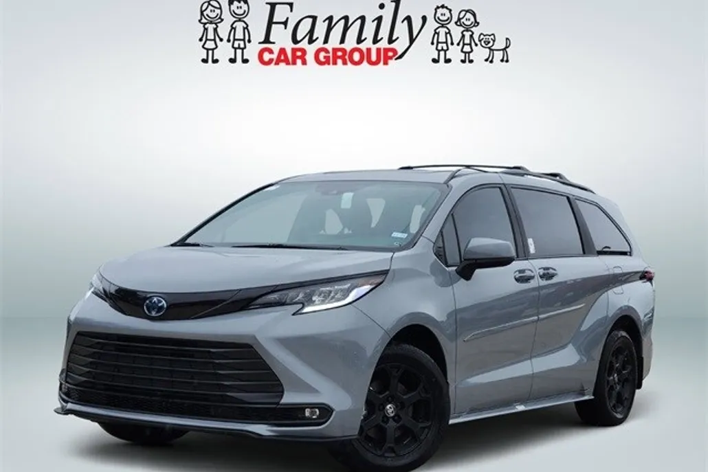 2025 Toyota Sienna Woodland Edition photo 1