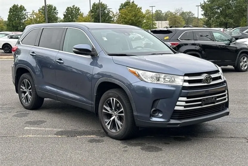 2019 Toyota Highlander LE photo 1