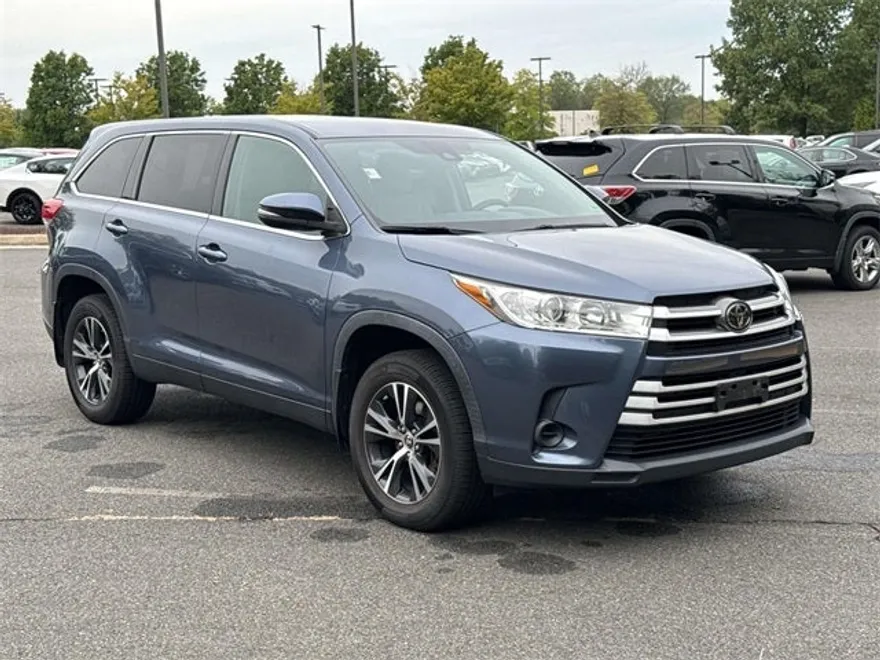 2019 Toyota Highlander LE photo 1