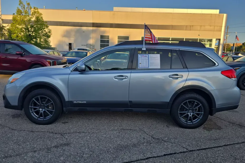 2013 Subaru Outback 2.5i Limited photo 1
