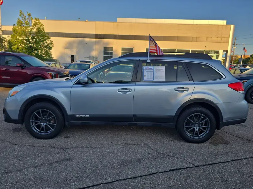 2013 Subaru Outback 2.5i Limited photo 1