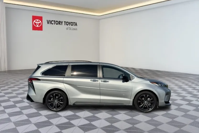 2022 Toyota Sienna XSE photo 1