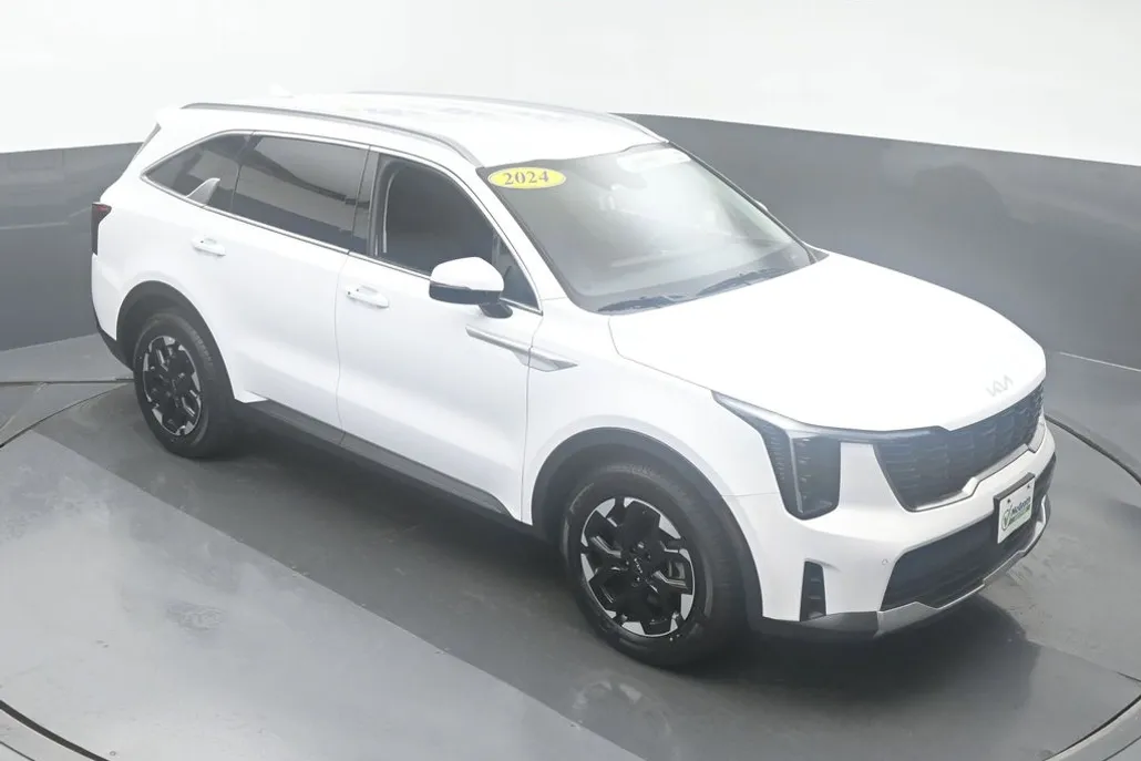 2024 Kia Sorento S photo 1