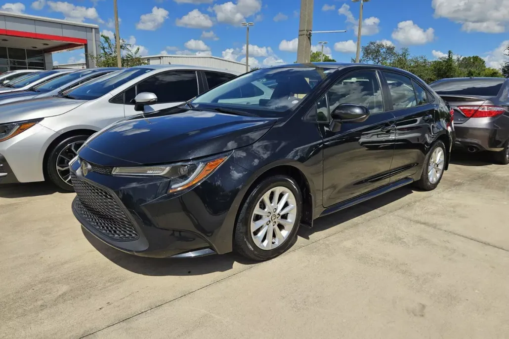 2022 Toyota Corolla LE photo 1