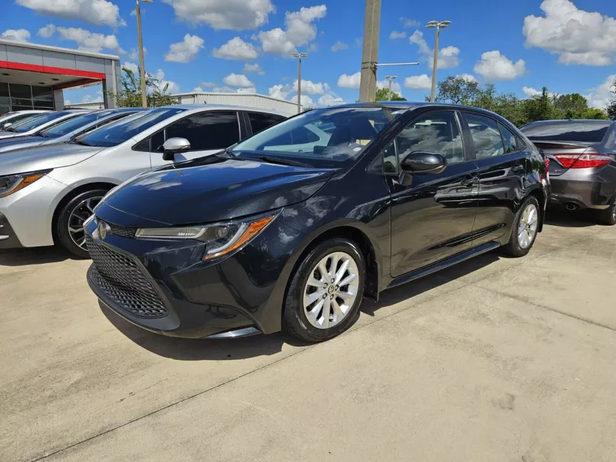 2022 Toyota Corolla LE photo 1