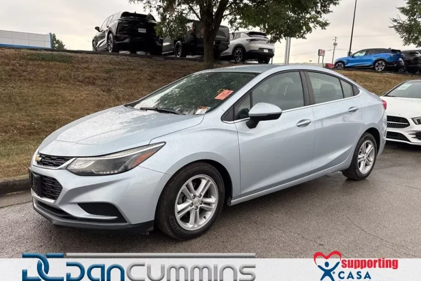 2017 Chevrolet Cruze LT photo 1