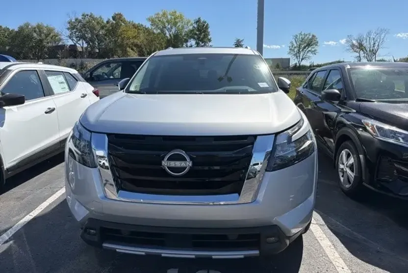 2025 Nissan Pathfinder Platinum photo 1