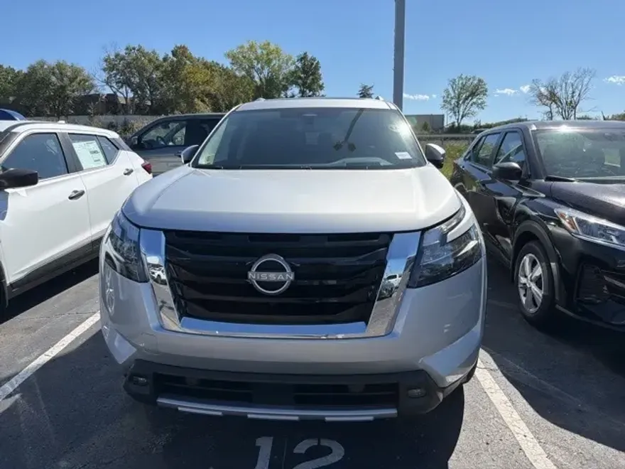 2025 Nissan Pathfinder Platinum photo 1