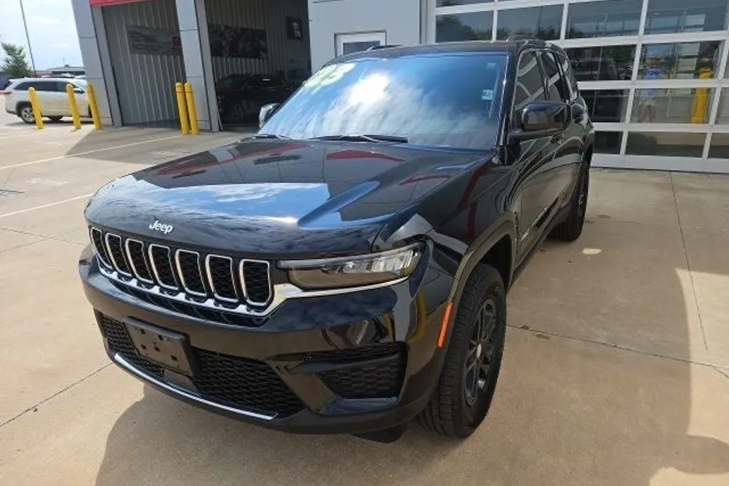 2023 Jeep Grand Cherokee Laredo photo 1