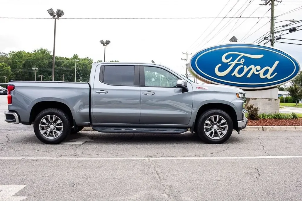 2022 Chevrolet Silverado LT photo 1