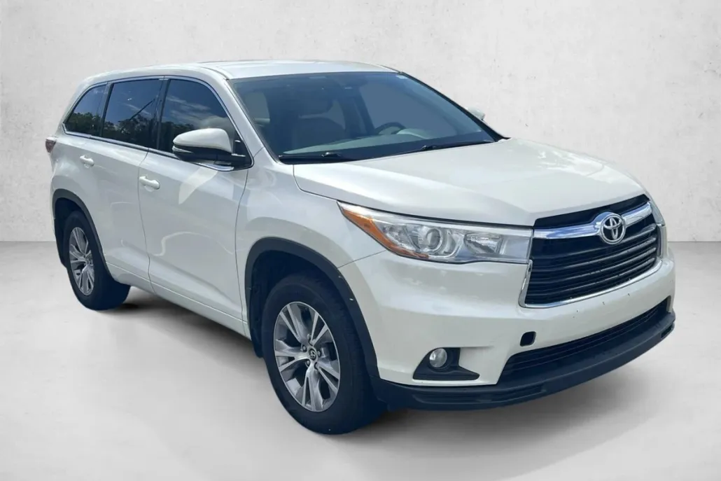 2016 Toyota Highlander LE Plus photo 1