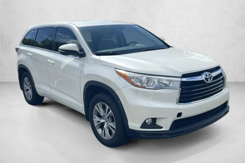2016 Toyota Highlander LE Plus photo 1