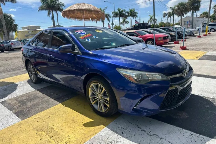 2016 Toyota Camry SE photo 1