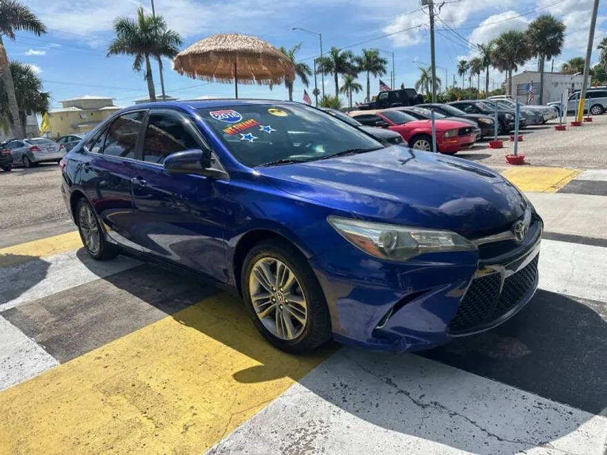 2016 Toyota Camry SE photo 1