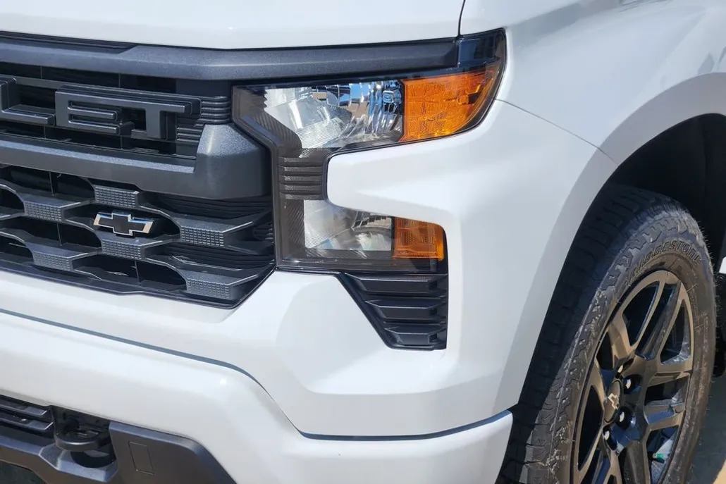 2025 Chevrolet Silverado 1500 Custom photo 1