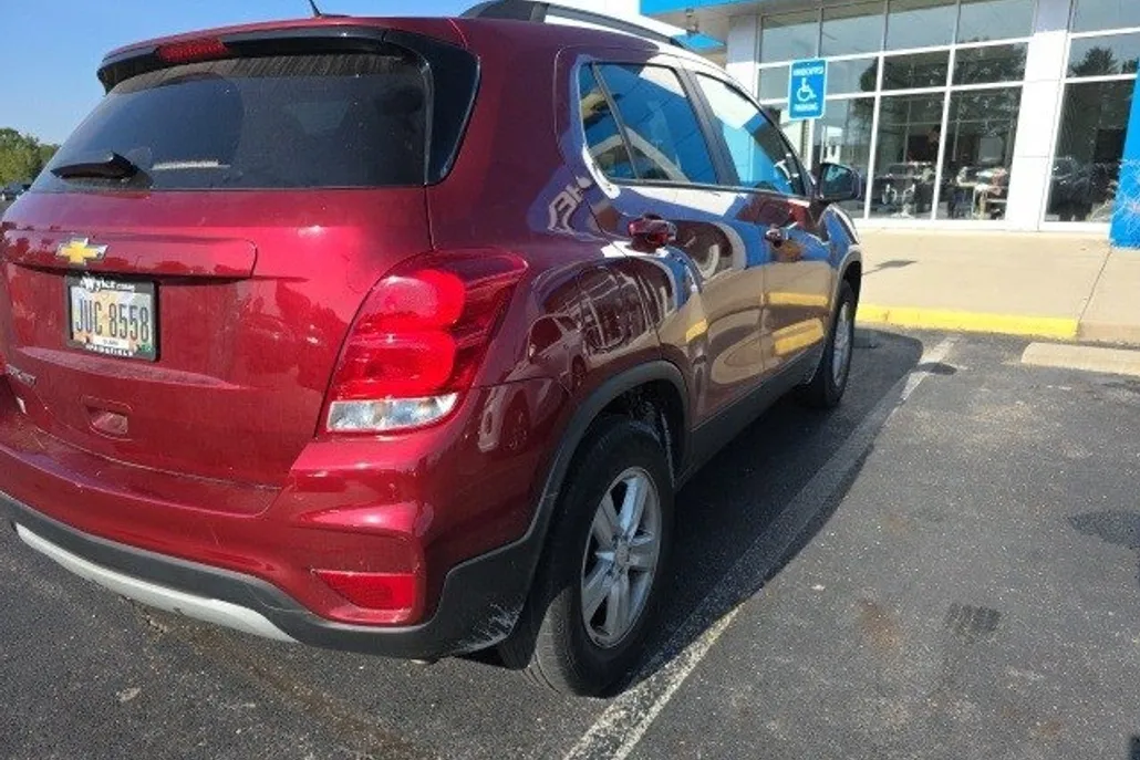 2022 Chevrolet Trax LT photo 1