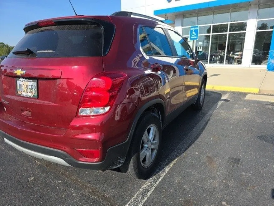 2022 Chevrolet Trax LT photo 1