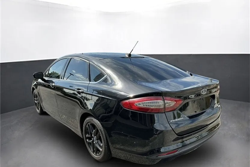 2016 Ford Fusion SE photo 1