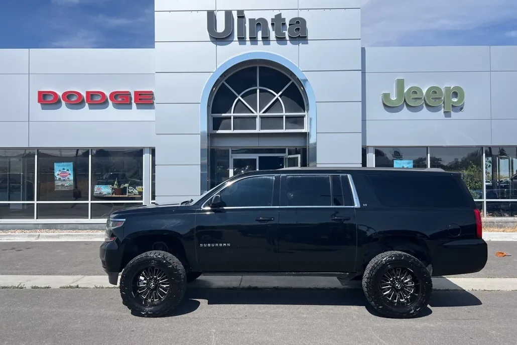 2019 Chevrolet Suburban LT photo 1