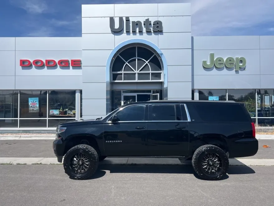 2019 Chevrolet Suburban LT photo 1