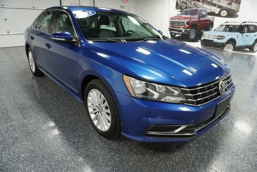 2016 Volkswagen Passat SE photo 1