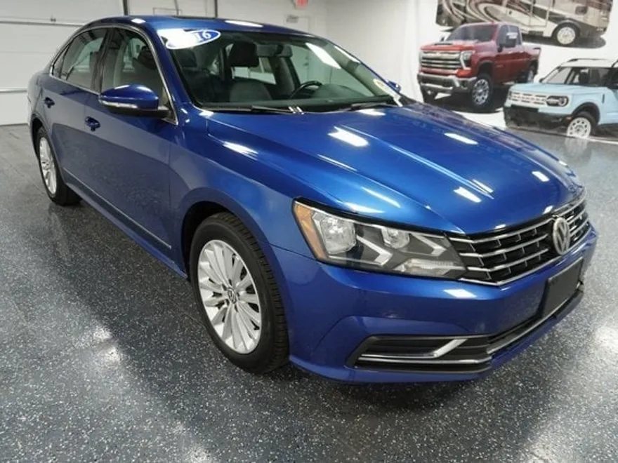 2016 Volkswagen Passat SE photo 1