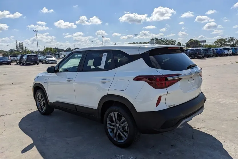 2023 Kia Seltos LX photo 1