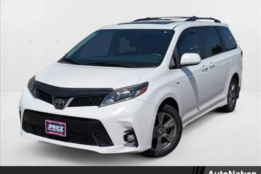 2019 Toyota Sienna SE photo 1