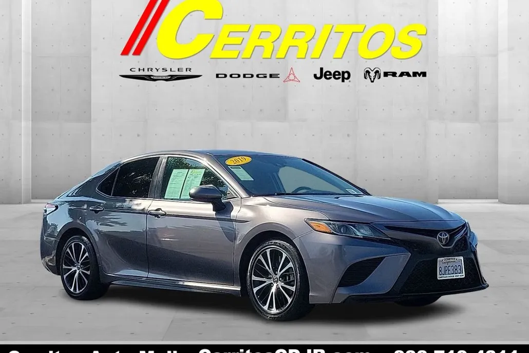 2019 Toyota Camry L photo 1