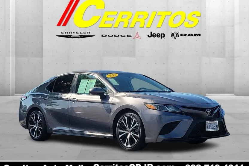 2019 Toyota Camry L photo 1