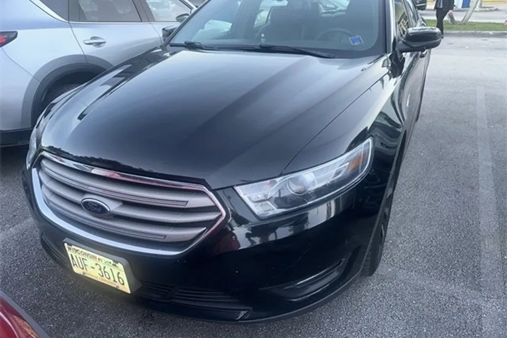 2016 Ford Taurus SEL photo 1
