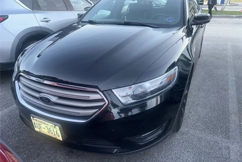 2016 Ford Taurus SEL photo 1