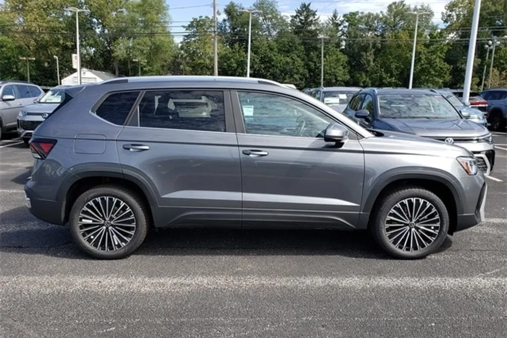 2025 Volkswagen Taos SE photo 1