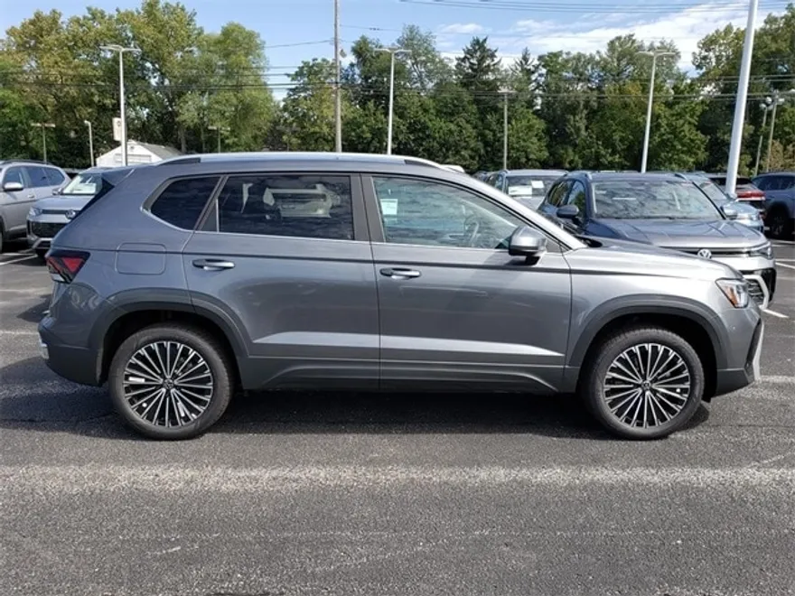 2025 Volkswagen Taos SE photo 1