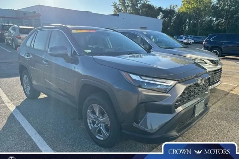 2024 Toyota RAV4 XLE photo 1