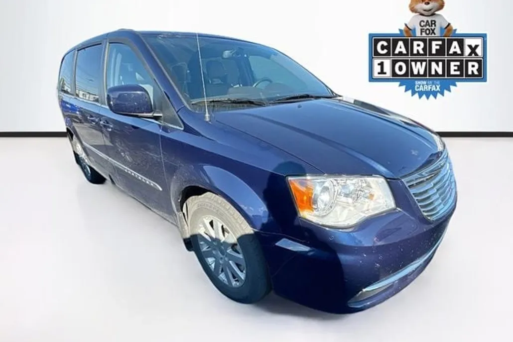 2015 Chrysler Town & Country Touring photo 1