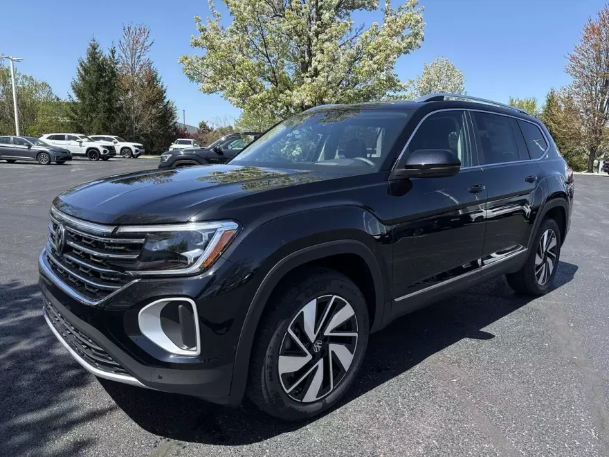 2025 Volkswagen Atlas SEL photo 1