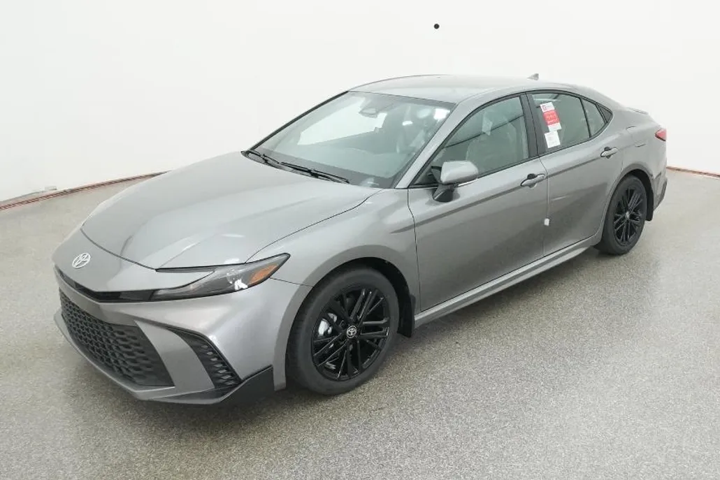 2026 Toyota Camry SE photo 1