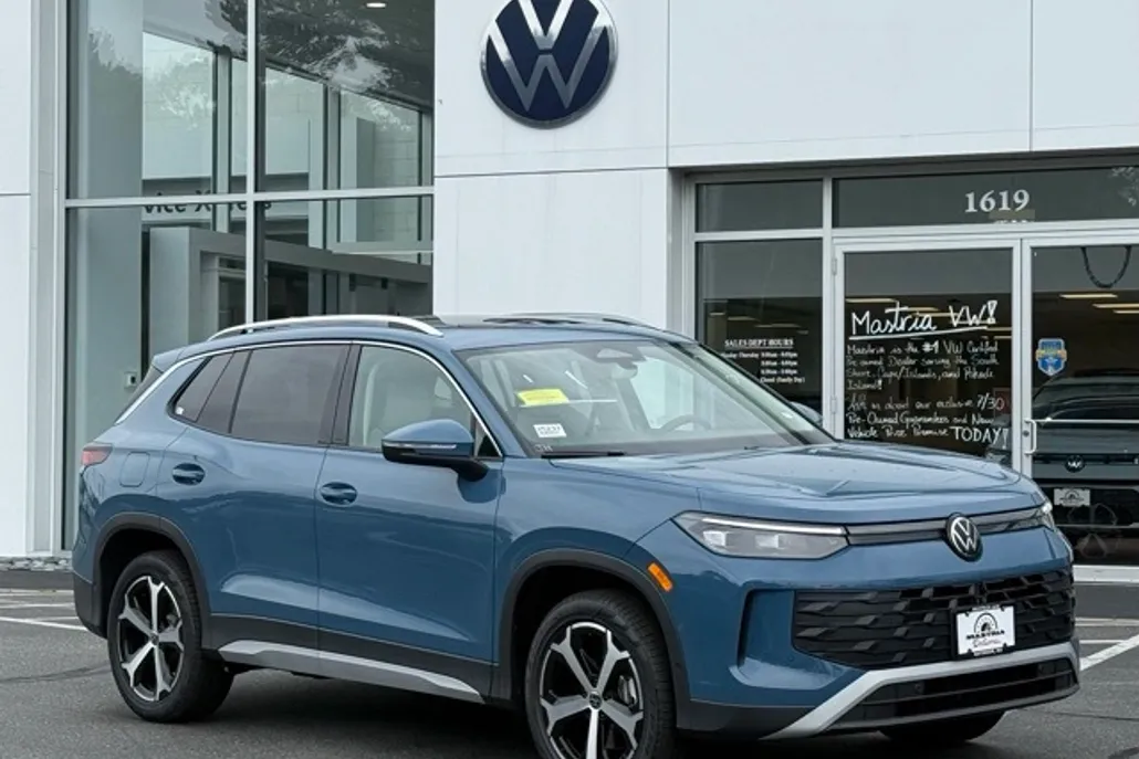 2025 Volkswagen Tiguan SE photo 1