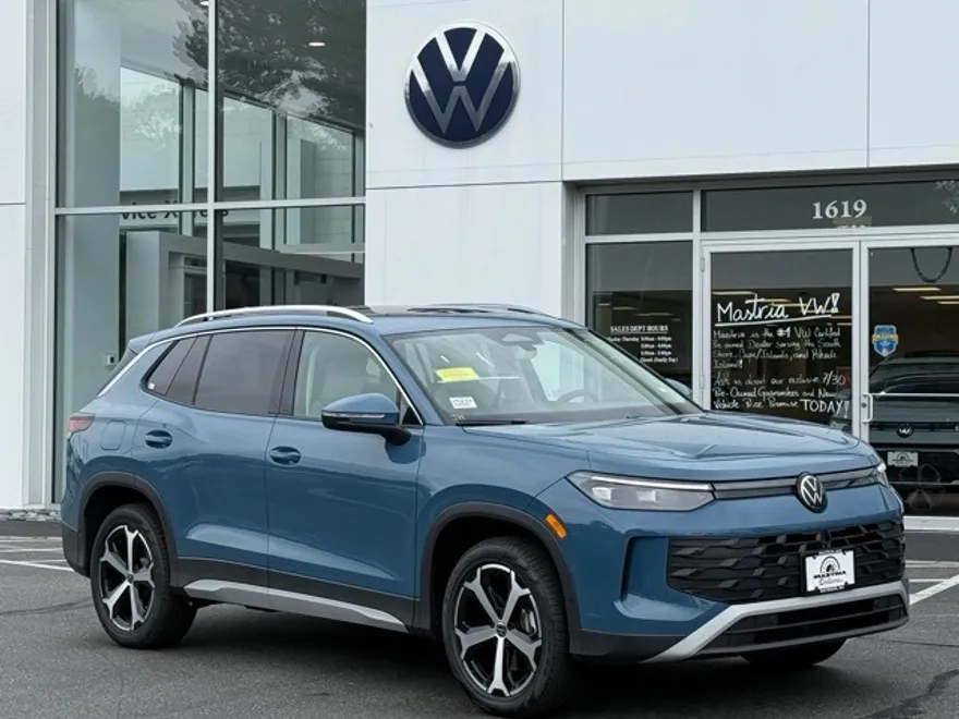 2025 Volkswagen Tiguan SE photo 1