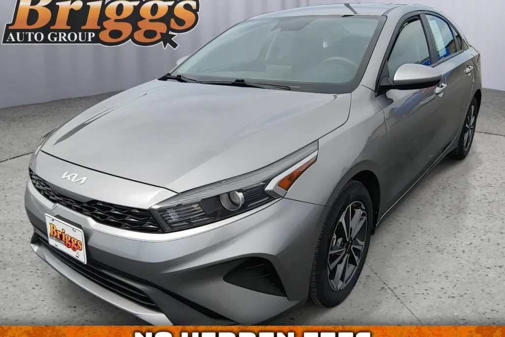 2023 Kia Forte LXS photo 1