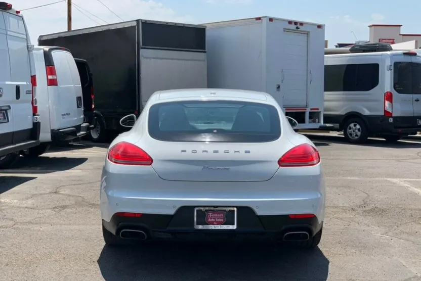 2015 Porsche Panamera 4 photo 1
