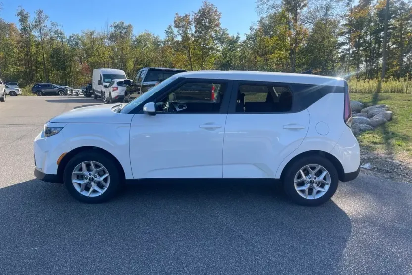 2024 Kia Soul LX photo 1