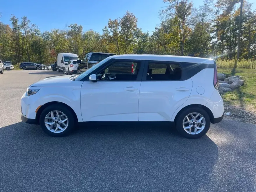 2024 Kia Soul LX photo 1