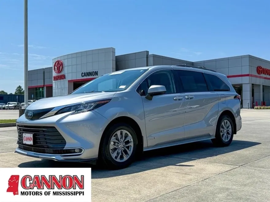 2021 Toyota Sienna XLE photo 1