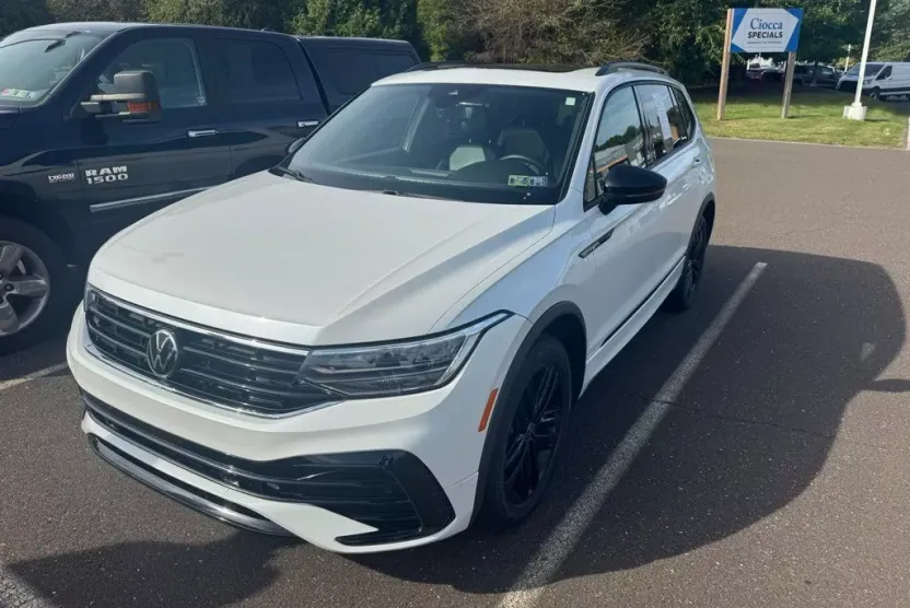 2022 Volkswagen Tiguan SE R-Line Black photo 1