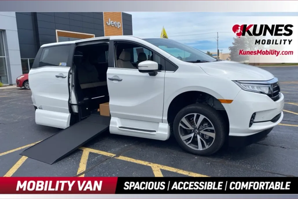 2023 Honda Odyssey Touring photo 1