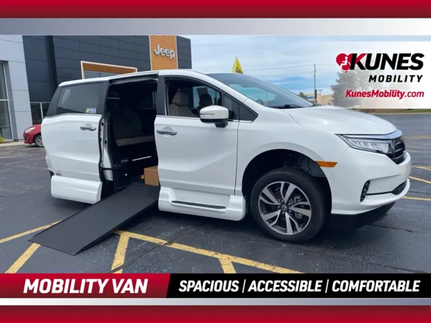 2023 Honda Odyssey Touring photo 1