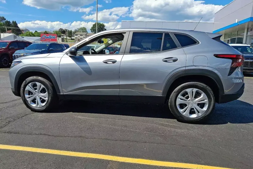 2025 Chevrolet Trax LS photo 1